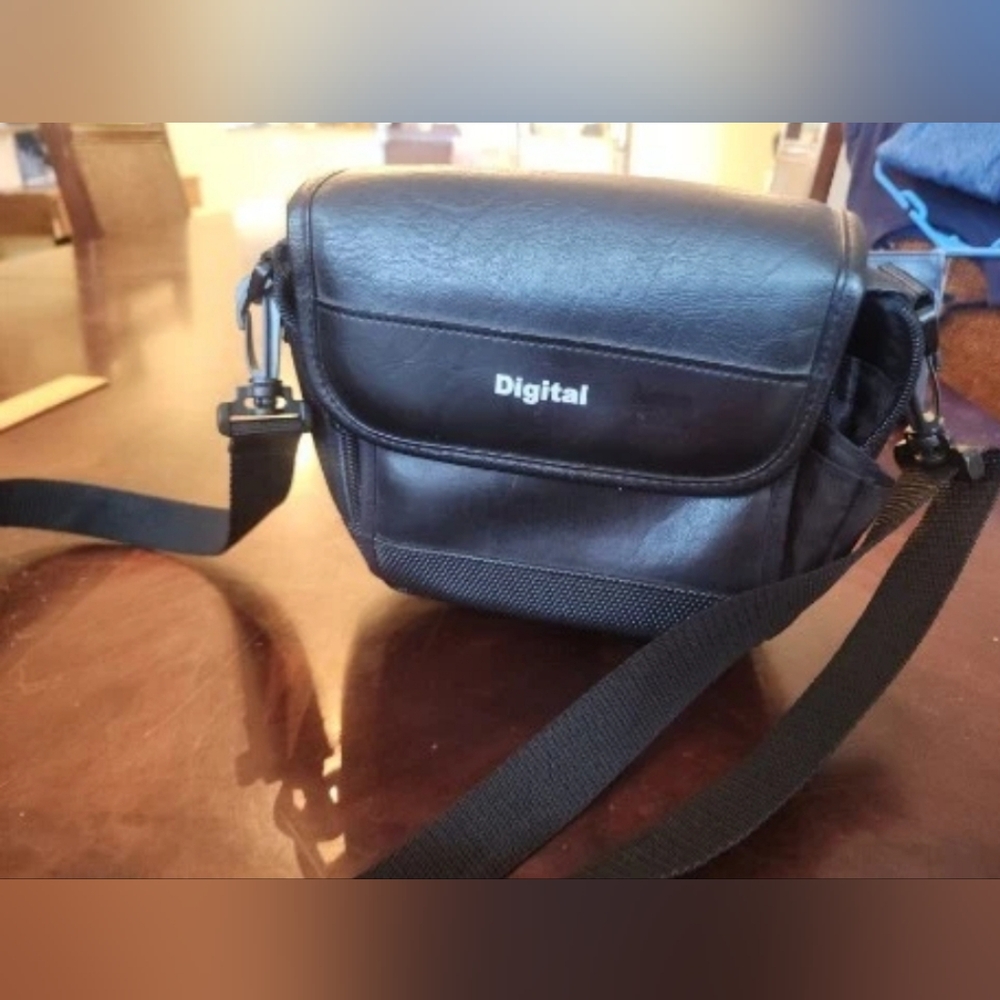 SMALL DIGITAL CAMERA BAG W/ STRAP, BLACK